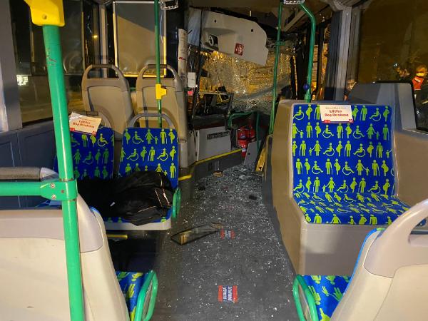 İETT otobüsü kamyona çarptı: 2 yaralı